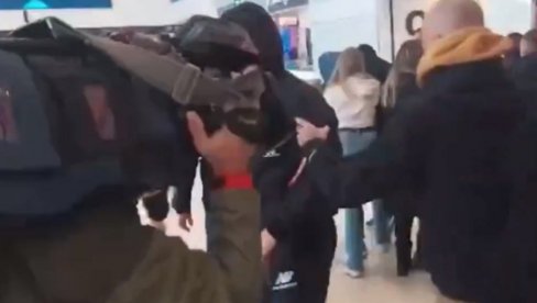 HAOS I U ZAGREBU: Bed blu bojsi se vraćaju iz grčkih zatvora posle ubistva navijača AEK-a, a na aerodromu u Hrvatskoj - incident (VIDEO) HAOS I U ZAGREBU: Bed blu bojsi se vraćaju iz grčkih zatvora posle ubistva navijača AEK-a, a na aerodromu u Hrvatskoj - incident (VIDEO)