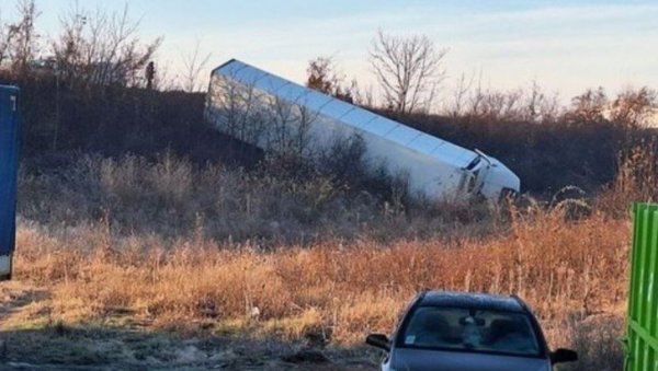 ОГРОМАН КАМИОН СЛЕТЕО СА ПУТА И ПРЕВРНУО СЕ: Фотографије саобраћајке у Крагујевцу (ФОТО)