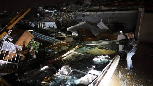 PRIZORI POSLE STRAVIČNOG TORNADA KIDAJU DUŠU: Majka pronađena kako grli svog malenog sina u ruševinama PRIZORI POSLE STRAVIČNOG TORNADA KIDAJU DUŠU: Majka pronađena kako grli svog malenog sina u ruševinama
