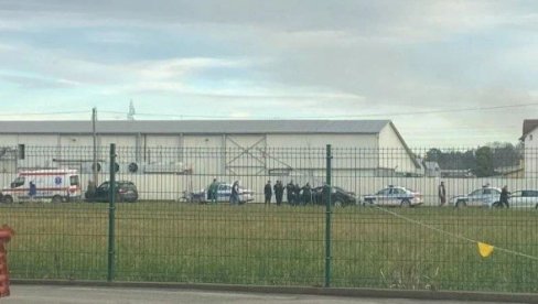 НАПАДАЧ УХАПШЕН, РАЊЕНИ ПРЕВЕЗЕН У БЕОГРАД: Слике са места пуцњаве код Шапца, огласила се и полиција (ФОТО) НАПАДАЧ УХАПШЕН, РАЊЕНИ ПРЕВЕЗЕН У БЕОГРАД: Слике са места пуцњаве код Шапца, огласила се и полиција (ФОТО)