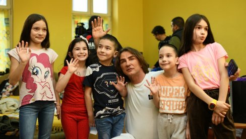 ХРАБРУ САМОХРАНУ МАЈКУ И ЊЕНО ПЕТОРО ДЕЦЕ УЧИНИО НАЈСРЕЋНИЈОМ ПОРОДИЦОМ: Жељко Митровић посетио Наду Митровић и саопштио срећне вести ХРАБРУ САМОХРАНУ МАЈКУ И ЊЕНО ПЕТОРО ДЕЦЕ УЧИНИО НАЈСРЕЋНИЈОМ ПОРОДИЦОМ: Жељко Митровић посетио Наду Митровић и саопштио срећне вести