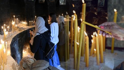 САКРИО ИХ ЈЕ У ДВЕ ПЕЋИНЕ И ХРАНИО: Срби данас прослављају великог светитеља (ВИДЕО)