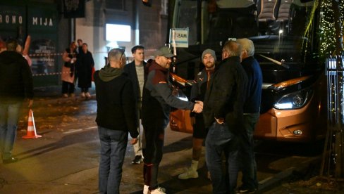 U BEOGRAD STIGLI PRVACI EVROPE: Mančester siti se ovako iskrcao u prestonicu Srbije (VIDEO) U BEOGRAD STIGLI PRVACI EVROPE: Mančester siti se ovako iskrcao u prestonicu Srbije (VIDEO)