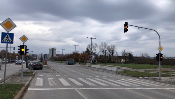 ВОЗАЧИ У НОВОМ  САДУ, ПАЖЊА: Нови семафор на Булевару Европе на пробном раду