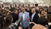 VUČIĆ I ŠAPIĆ U SAVA CENTRU: Družili se sa mladima na koktelu (VIDEO)