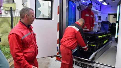 POVREĐENA ČETIRI MUŠKARCA: U sudaru kamiona i kombija na auto-putu Novi Sad -Beograd, kod Koviljske petlje