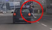ШОК ПРИЗОР СА БЕОГРАДСКИХ УЛИЦА: Погледајте како мушкарац ризикује свој живот (ВИДЕО) ШОК ПРИЗОР СА БЕОГРАДСКИХ УЛИЦА: Погледајте како мушкарац ризикује свој живот (ВИДЕО)