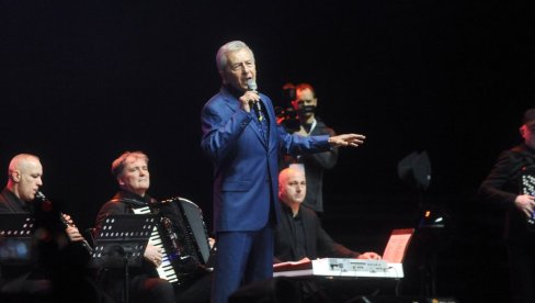 NEKA OVA NOĆ IMA ČUDNU MOĆ: Miroslav Ilić velikim tradicionalnim koncertom oduševio beogradsku publiku (FOTO/VIDEO) NEKA OVA NOĆ IMA ČUDNU MOĆ: Miroslav Ilić velikim tradicionalnim koncertom oduševio beogradsku publiku (FOTO/VIDEO)