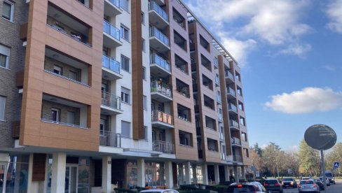 DEČAK (12) SKOČIO SA SEDMOG SPRATA: Detalji tragedije na Novom Beogradu, lekari mogli samo da konstatuju smrt (FOTO) DEČAK (12) SKOČIO SA SEDMOG SPRATA: Detalji tragedije na Novom Beogradu, lekari mogli samo da konstatuju smrt (FOTO)