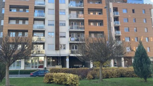 SLIKE SA MESTA NESREĆE: Tragedija na Novom Beogradu, telo deteta (12) zatečeno na pločniku ispred zgrade (FOTO) SLIKE SA MESTA NESREĆE: Tragedija na Novom Beogradu, telo deteta (12) zatečeno na pločniku ispred zgrade (FOTO)