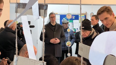 VUČIĆ NA GLASANJU: Predsednik sa građanima čekao u redu da glasa (FOTO/VIDEO) VUČIĆ NA GLASANJU: Predsednik sa građanima čekao u redu da glasa (FOTO/VIDEO)