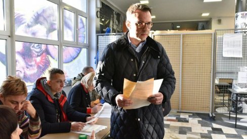 СРБИ СА КИМ ПОСЛАЛИ НЕДВОСМИСЛЕНУ ПОРУКУ Петковић: Показали да нема силе која може да их заустави да подрже Вучића и Србију СРБИ СА КИМ ПОСЛАЛИ НЕДВОСМИСЛЕНУ ПОРУКУ Петковић: Показали да нема силе која може да их заустави да подрже Вучића и Србију