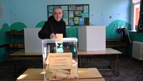 ГРАЂАНИ ЈОШ ЈЕДНОМ ПОКАЗАЛИ ЈЕДИНСТВО Елек: Радује ме што је велики број Срба са КиМ кренуо пут Србије да гласа ГРАЂАНИ ЈОШ ЈЕДНОМ ПОКАЗАЛИ ЈЕДИНСТВО Елек: Радује ме што је велики број Срба са КиМ кренуо пут Србије да гласа
