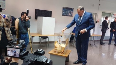„STRPLJIVO ČEKAO SVOJ RED“: Dodik glasao u Generalnom konzulatu Srbije „STRPLJIVO ČEKAO SVOJ RED“: Dodik glasao u Generalnom konzulatu Srbije