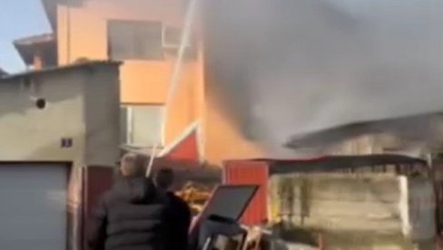 DIM KULJA NA SVE STRANE: Požar kod Novog Sada, vatrogasci na terenu, u pomoć pritekle i komšije (VIDEO) DIM KULJA NA SVE STRANE: Požar kod Novog Sada, vatrogasci na terenu, u pomoć pritekle i komšije (VIDEO)