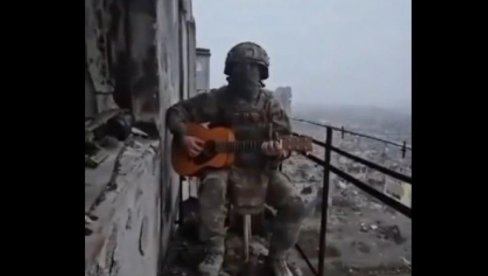 САМО НЕ РЕЦИ МАЈЦИ ДА САМ У БАХМУТУ Снимак да се најежиш: Руски војник свира гитару и пева док пљуште гранате (ВИДЕО) САМО НЕ РЕЦИ МАЈЦИ ДА САМ У БАХМУТУ Снимак да се најежиш: Руски војник свира гитару и пева док пљуште гранате (ВИДЕО)