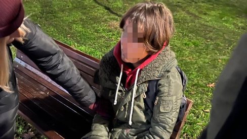 DNO! Opozicija iskoristila maloletnu devojčicu (14) za upad u RIK (FOTO/VIDEO) DNO! Opozicija iskoristila maloletnu devojčicu (14) za upad u RIK (FOTO/VIDEO)