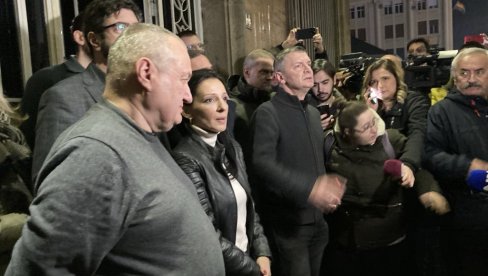 BESMISLEN PROTEST OPOZICIJE ISPRED RIK Stanić: O gradskim izborima odluku donosi GIK i Viši sud, a ne ovo telo BESMISLEN PROTEST OPOZICIJE ISPRED RIK Stanić: O gradskim izborima odluku donosi GIK i Viši sud, a ne ovo telo
