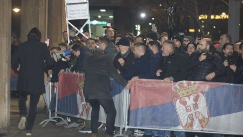 ОПОЗИЦИЈА ПРАВИ ЦИРКУС ИСПРЕД РИК: Гађају зграду јајима, парадајзом и тоалет папиром - Мариника и Алексић штрајкују глађу (ВИДЕО) ОПОЗИЦИЈА ПРАВИ ЦИРКУС ИСПРЕД РИК: Гађају зграду јајима, парадајзом и тоалет папиром - Мариника и Алексић штрајкују глађу (ВИДЕО)