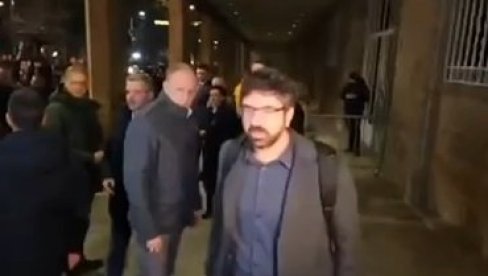 ЂИЛАСОВ ПРВИ ЧОВЕК С ЛИСТЕ ПСУЈЕ ДЕМОНСТРАНТЕ: Драма испред седишта РИК (ВИДЕО) ЂИЛАСОВ ПРВИ ЧОВЕК С ЛИСТЕ ПСУЈЕ ДЕМОНСТРАНТЕ: Драма испред седишта РИК (ВИДЕО)