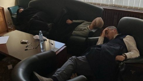 ШТРАЈК ИХ ВЕЋ ИЗМОРИО: Мариника и Обрадовић придремали на фотељи - смејали се Томиславу Николићу, а погледајте их данас (ФОТО) ШТРАЈК ИХ ВЕЋ ИЗМОРИО: Мариника и Обрадовић придремали на фотељи - смејали се Томиславу Николићу, а погледајте их данас (ФОТО)