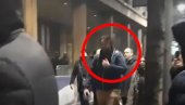 СРАМНО: Ђиласовац се смеје после напада на активисткиње СНС (ФОТО/ВИДЕО) СРАМНО: Ђиласовац се смеје после напада на активисткиње СНС (ФОТО/ВИДЕО)