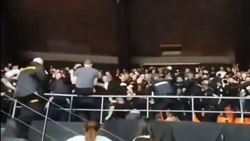 НОВИ СНИМАК СКАНДАЛА У ВАЛЕНСИЈИ: Овако је полиција тукла навијаче Партизана (ВИДЕО) НОВИ СНИМАК СКАНДАЛА У ВАЛЕНСИЈИ: Овако је полиција тукла навијаче Партизана (ВИДЕО)