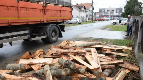 OGREV ZA 25 PORODICA: Opština Zemun obezbedila drva izbeglicama OGREV ZA 25 PORODICA: Opština Zemun obezbedila drva izbeglicama