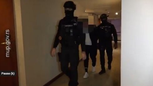 ПОЛИЦИЈА ОБЈАВИЛА СНИМАК: Овако су ухапшени пљачкаши милијардера ПОЛИЦИЈА ОБЈАВИЛА СНИМАК: Овако су ухапшени пљачкаши милијардера