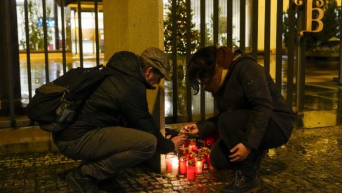 TUŽNE SCENE NA ULICAMA PRAGA: Sveće i cveće za žrtve najkrvavijeg masakra u modernoj istoriji Češke (FOTO)