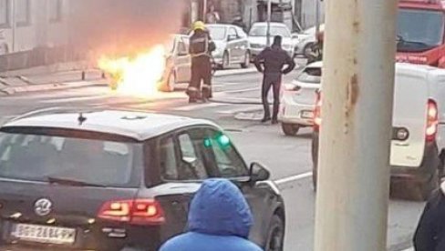 ГОРИ АУТОМОБИЛ У ДИМИТРИЈА ТУЦОВИЋА: Погледајте муњевиту акцију ватрогасаца (ФОТО/ВИДЕО) ГОРИ АУТОМОБИЛ У ДИМИТРИЈА ТУЦОВИЋА: Погледајте муњевиту акцију ватрогасаца (ФОТО/ВИДЕО)