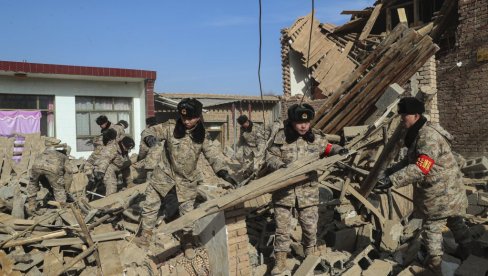 ОВАКАВ СВЕТ ТРЕБА ДА БУДЕ: Призор који је разнежио многе - спасиоци извукли пса из рушевина у којима је беспомоћан провео 30 сати (ФОТО) ОВАКАВ СВЕТ ТРЕБА ДА БУДЕ: Призор који је разнежио многе - спасиоци извукли пса из рушевина у којима је беспомоћан провео 30 сати (ФОТО)