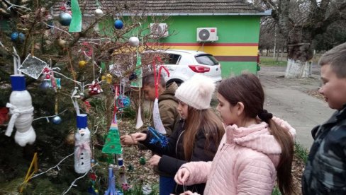 JELKU OKITILI UKRASIMA KOJE SU SAMI PRAVILI: Radost dece u Belom Blatu, svi zajedno proslavljaju božićne praznike (FOTO)