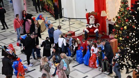 ГДЕ СИ ПАРКИРАО САНКЕ И ИРВАСЕ? Популарни Деда Мраз на дружењу са малишанима запослених у Новостима, у МТС дворани (ФОТО) ГДЕ СИ ПАРКИРАО САНКЕ И ИРВАСЕ? Популарни Деда Мраз на дружењу са малишанима запослених у Новостима, у МТС дворани (ФОТО)