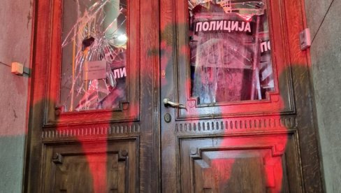 RAZULARANA RULJA LOMI VRATA NA ULAZU U SKUPŠTINU: Pokušavaju nasilno da uđu u zgradu (VIDEO) RAZULARANA RULJA LOMI VRATA NA ULAZU U SKUPŠTINU: Pokušavaju nasilno da uđu u zgradu (VIDEO)
