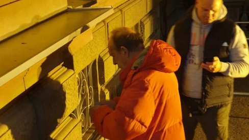 UPALJAČEM PALI KABLOVE: Pogledajte kako nasilnik uništava državnu imovinu (VIDEO) UPALJAČEM PALI KABLOVE: Pogledajte kako nasilnik uništava državnu imovinu (VIDEO)