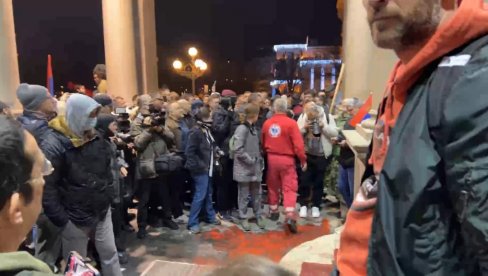 DEMONSTRANTI SIPAJU ŽUTU TEČNOST PO SKUPŠTINI: Nastavlja se sa uništavanjem narodne imovine (FOTO) DEMONSTRANTI SIPAJU ŽUTU TEČNOST PO SKUPŠTINI: Nastavlja se sa uništavanjem narodne imovine (FOTO)