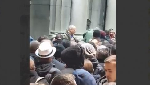 NOVI SNIMAK DIVLJANJA: Lome šta stignu - Nemile scene ispred Skupštine grada Beograda (VIDEO) NOVI SNIMAK DIVLJANJA: Lome šta stignu - Nemile scene ispred Skupštine grada Beograda (VIDEO)