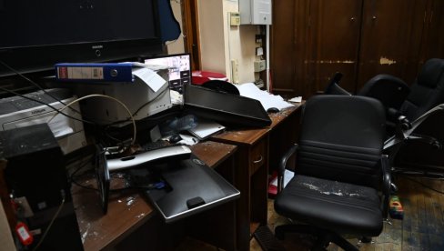 ŠAPIĆ POKAZAO NOVE SLIKE UNIŠTENE SKUPŠTINE: Pogledajte šta su uradili Đilasovi demonstranti (FOTO) ŠAPIĆ POKAZAO NOVE SLIKE UNIŠTENE SKUPŠTINE: Pogledajte šta su uradili Đilasovi demonstranti (FOTO)