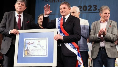 DODELJENO PRIZNANJE LEGENDI: Narodno pozorište klicalo Stojkoviću DODELJENO PRIZNANJE LEGENDI: Narodno pozorište klicalo Stojkoviću