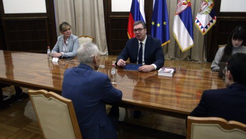 У ТОКУ САСТАНАК У ПРЕДСЕДНИШТВУ: Руски амбасадор поклонио Вучићу књигу „Строго поверљиво“ (ФОТО) У ТОКУ САСТАНАК У ПРЕДСЕДНИШТВУ: Руски амбасадор поклонио Вучићу књигу „Строго поверљиво“ (ФОТО)