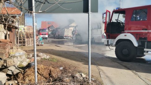 GORI AUTOBUS U BLIZINI VRANJA: Službe na terenu (FOTO)