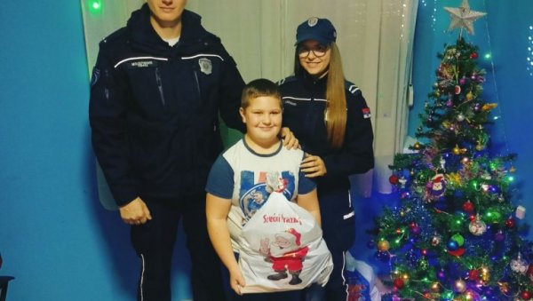 НЕ ЗАБОРАВЉАЈУ МИХАИЛОВО ПОШТЕЊЕ: Полицајци из Бача новогодишњим пакетићем обрадовали дечака из Вајске