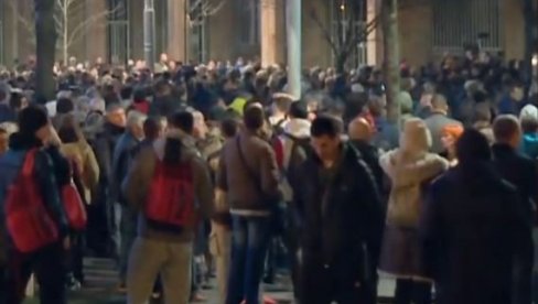 NOVI PROTEST ĐILASOVE KOALICIJE: Nakon blokiranja saobraćajnica u glavnom gradu, okupili se ispred zgrade RIK-a NOVI PROTEST ĐILASOVE KOALICIJE: Nakon blokiranja saobraćajnica u glavnom gradu, okupili se ispred zgrade RIK-a