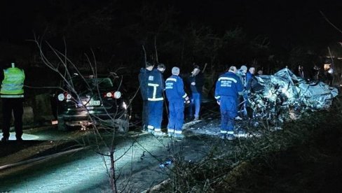 VOZILO SMRSKANO DO NEPREPOZNATLJIVOSTI: Jezive slike sa mesta nesreće i pogibije tri osobe kod Plava, strahuje se od još mrtvih (FOTO)