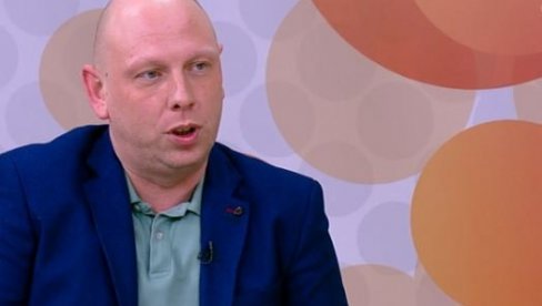 OPSEDNUT TUŽIOCEM: Urednik Nove S na stolu drži sliku Stefanovića i crno srce (FOTO) OPSEDNUT TUŽIOCEM: Urednik Nove S na stolu drži sliku Stefanovića i crno srce (FOTO)
