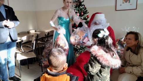 НОВОГОДИШЊИ ДАРОВИ ДЕЦИ ЧИЈИ СУ РОДИТЕЉИ КОРИСНИЦИ НАРОДНЕ КУХИЊЕ У НОВОМ САДУ Пакетићи и деци са казана НОВОГОДИШЊИ ДАРОВИ ДЕЦИ ЧИЈИ СУ РОДИТЕЉИ КОРИСНИЦИ НАРОДНЕ КУХИЊЕ У НОВОМ САДУ Пакетићи и деци са казана