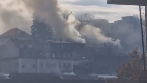 ПРВИ СНИМЦИ ПОЖАРА НА СЕЊАКУ: Куља густ дим (ВИДЕО) ПРВИ СНИМЦИ ПОЖАРА НА СЕЊАКУ: Куља густ дим (ВИДЕО)