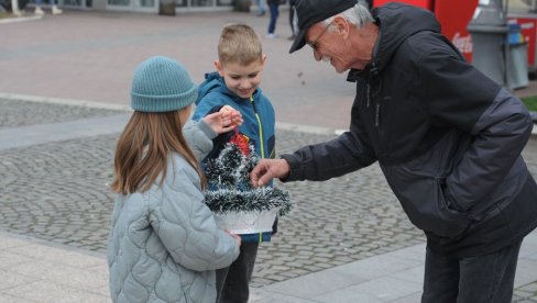 PORUKE LJUBAVI I PRIJATELJSTVA: Kraljevački mališani obradovali svoje sugrađane