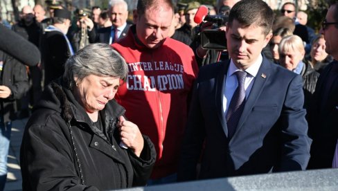 SPOMEN PLOČA DUŠANU TASIĆU: Otkriveno znamenje u Požarevcu borcu palom na KiM 1998. godine SPOMEN PLOČA DUŠANU TASIĆU: Otkriveno znamenje u Požarevcu borcu palom na KiM 1998. godine